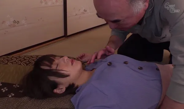 phim sex china hiếp dâm Bố chồng vô tình làm con dâu ngất xỉu rồi sau đó …